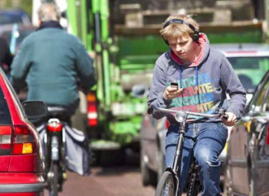 スマホ ゾンビ 歩道 信号 LED 埋め込み