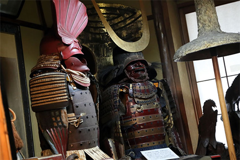 所狭しと並べられた甲冑