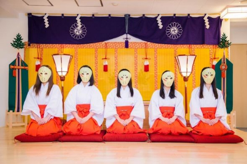 仮面女子が秋葉原神社の公認巫女に就任