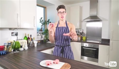 花より筋肉男子！　かわいいスイーツを次々投稿、裸エプロンの“トップレス・ベイカー”が話題