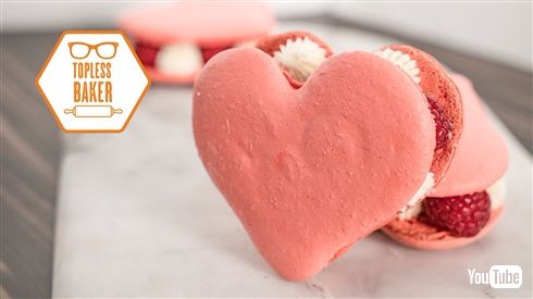 花より筋肉男子！　かわいいスイーツを次々投稿、裸エプロンの“トップレス・ベイカー”が話題