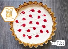 花より筋肉男子！　かわいいスイーツを次々投稿、裸エプロンの“トップレス・ベイカー”が話題