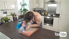 花より筋肉男子！　かわいいスイーツを次々投稿、裸エプロンの“トップレス・ベイカー”が話題