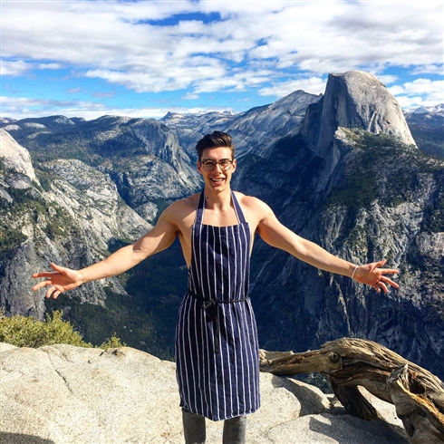 花より筋肉男子！　かわいいスイーツを次々投稿、裸エプロンの“トップレス・ベイカー”が話題
