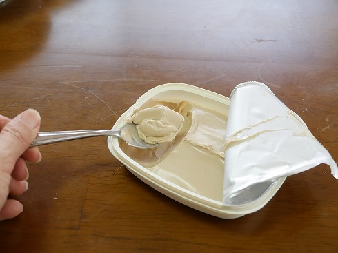 スプーンでコーヒーソフトをすくう