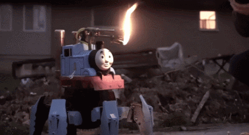 “多脚機関車トーマス”ラジコンを自作した海外ユーチューバーが登場　「純粋に火炎放射とカオスを生み出すことに特化させた」