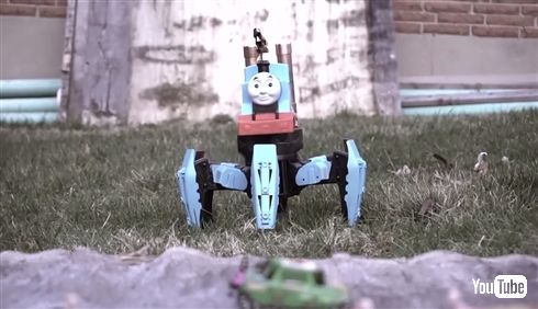 “多脚機関車トーマス”ラジコンを自作した海外ユーチューバーが登場　「純粋に火炎放射とカオスを生み出すことに特化させた」