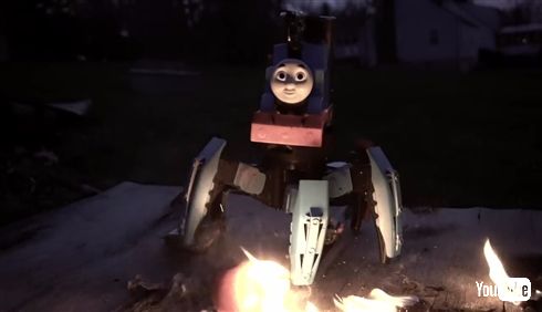 “多脚機関車トーマス”ラジコンを自作した海外ユーチューバーが登場　「純粋に火炎放射とカオスを生み出すことに特化させた」