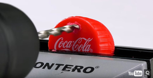 ドリルでキャップに穴をあける