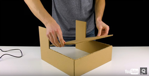 段ボールを加工中