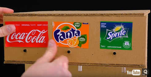 ラベルを張っているところ