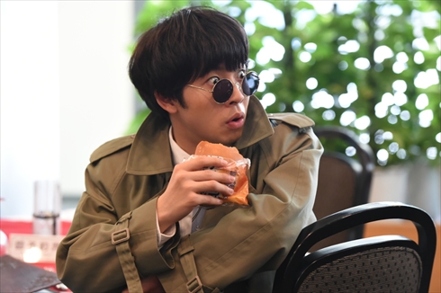 ドラマ「レンタルの恋」変装して盗み聞きする公介（太賀さん）