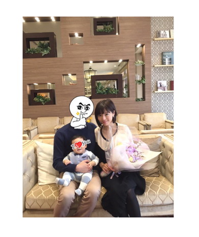 釈由美子さん、結婚1周年で家族の3ショットを公開