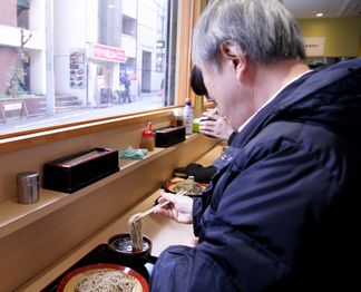 ライフネット生命保険　出口治明　立ち食いそば