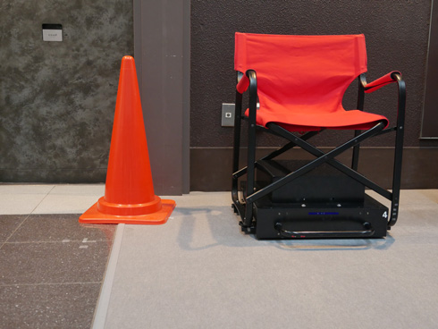 赤いコーンに近づく椅子