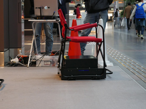 左の赤いコーンに向かって動く椅子