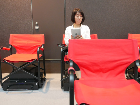 目の前を通り過ぎる椅子