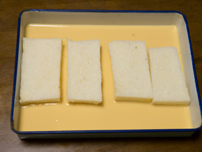 卵液にパンを浸したところ