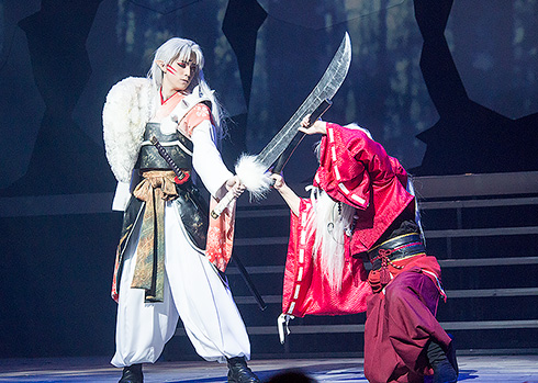 腹違いの兄・殺生丸と対峙（たいじ）する犬夜叉