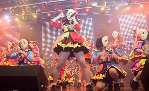 仮面女子カフェに集まったファンの前で初披露