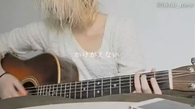 「ぼくのフレンド」を弾き語るみゆはんさん