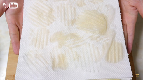 キッチンペーパーに挟まれたじゃがいも