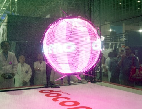 NTT 浮遊球体ドローンディスプレイ