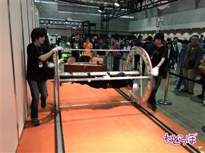 「ロボコン」がニコニコ超会議に初参戦！　輪投げに縄跳びに人間転がし!?　さっそく転がされてきた