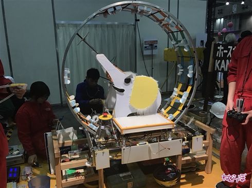 「ロボコン」がニコニコ超会議に初参戦！　輪投げに縄跳びに人間転がし!?　さっそく転がされてきた