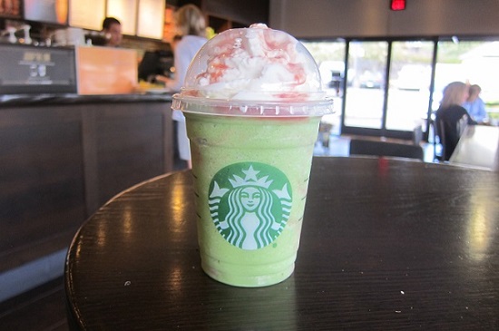 抹茶フラペチーノとストロベリーソースの不ドラゴンフラペチーノ