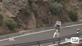 ラリー 事故 カーブ 転落寸前