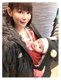 子役の赤ちゃんとのツーショットも