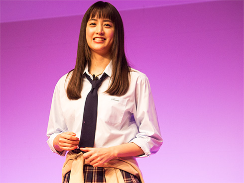 制服姿の山本さん