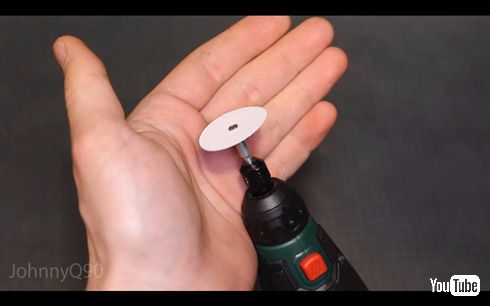 紙でプラスチック、アクリルなどを切断