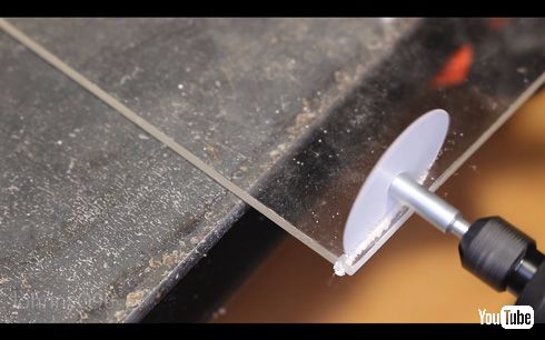 紙でプラスチック、アクリルなどを切断