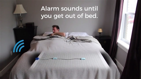 二度寝の原因を根本粉砕　ベッドを降りるまで鳴り止まないアラームがキックスターターに登場