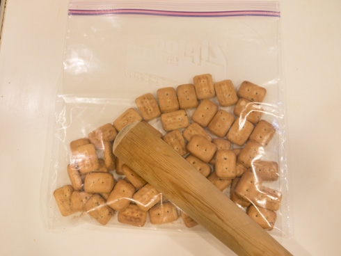 フリーザーバッグに乾パンをいれる