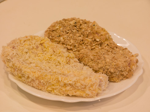 乾パン粉とパン粉をまぶした豚肉