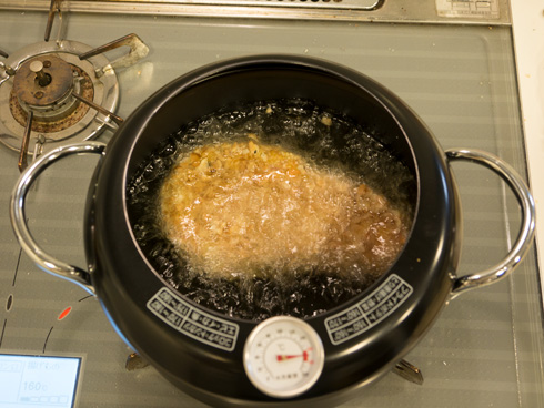 カツを揚げているところ