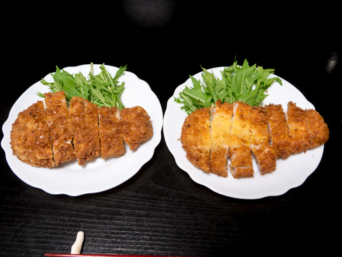 揚がったトンカツを盛った