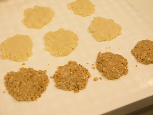 丸くつぶしただけのクッキー生地