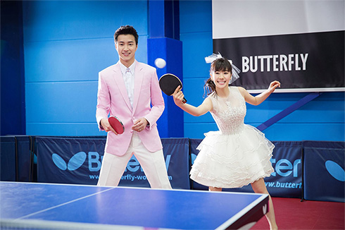 ウエディングドレスで卓球