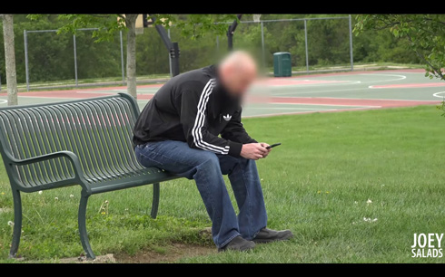 スマホに夢中な父親の子どもの誘拐実験