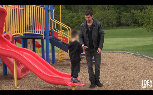 スマホに夢中な父親の子どもの誘拐実験