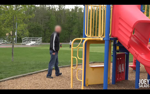 スマホに夢中な父親の子どもの誘拐実験