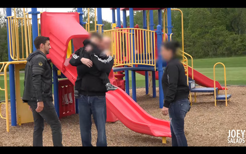 スマホに夢中な父親の子どもの誘拐実験