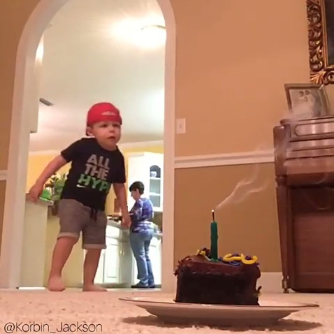 2歳の子どもがトリックショット