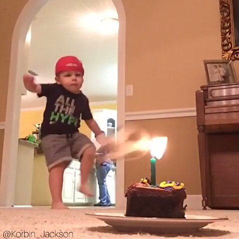 2歳の子どもがトリックショット