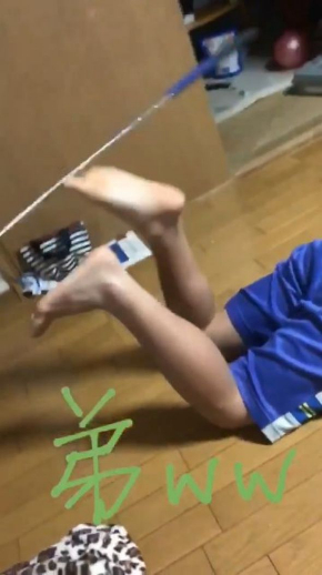 弟 足 ゴルフクラブ 回す