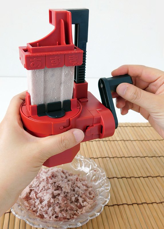 無茶しやがって……　タカラトミーアーツが固さに定評のある「あずきバー」を削る専用のかき氷機を開発